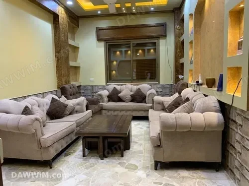 طقمين كنبايات مع طاولة