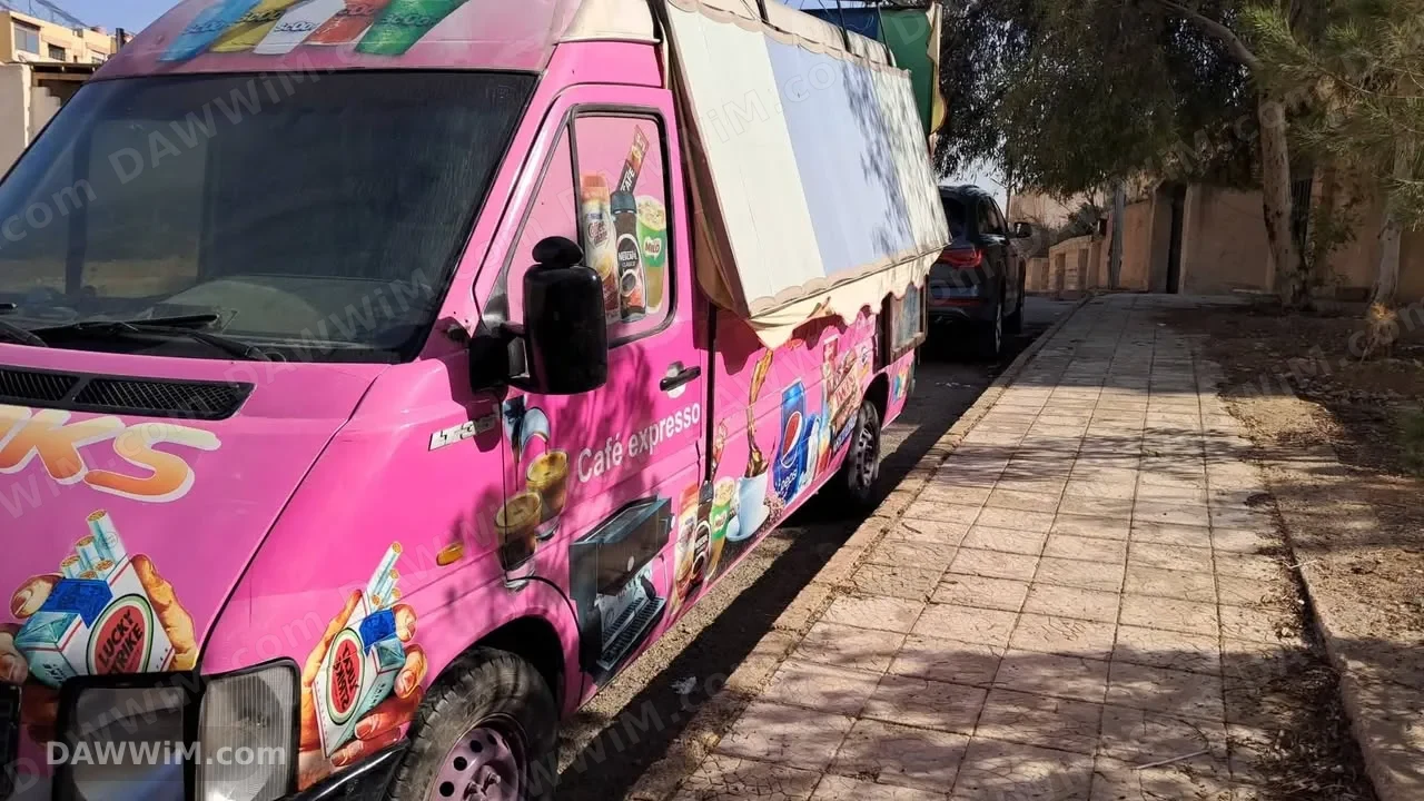 سيارة مجهزة لبيع المشروبات والبوظة للبيع أو للإيجار