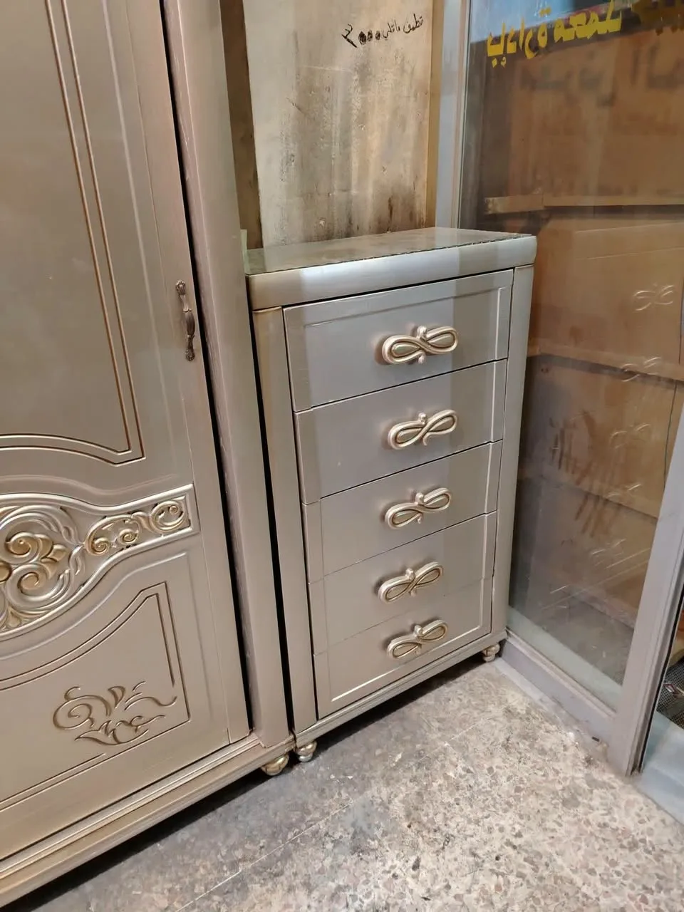 غرفة نوم مجددة للبيع بحالة جيدة