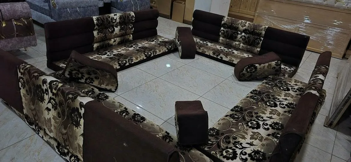 طقم كنب ومد عربي للبيع مع توصيل مأجور