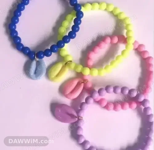أساور خرز ملونة