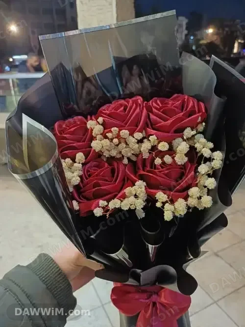 بوكيه ورد أحمر مع تنسيق حسب الطلب