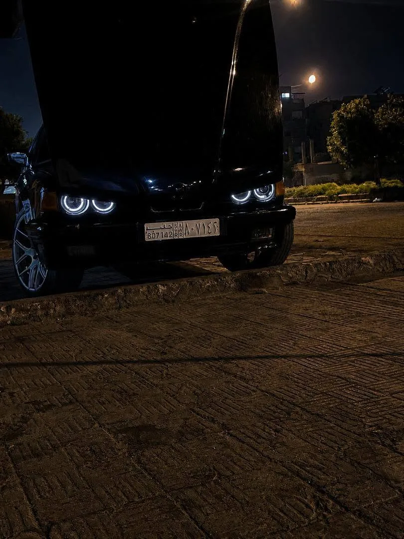 BMW E32 735i موديل 1988 مع تعديلات ومواصفات إضافية