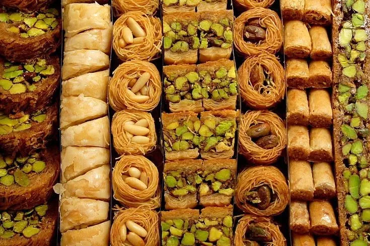 مشكل عربي صاغ بالفستق الحلبي والسمن العربي