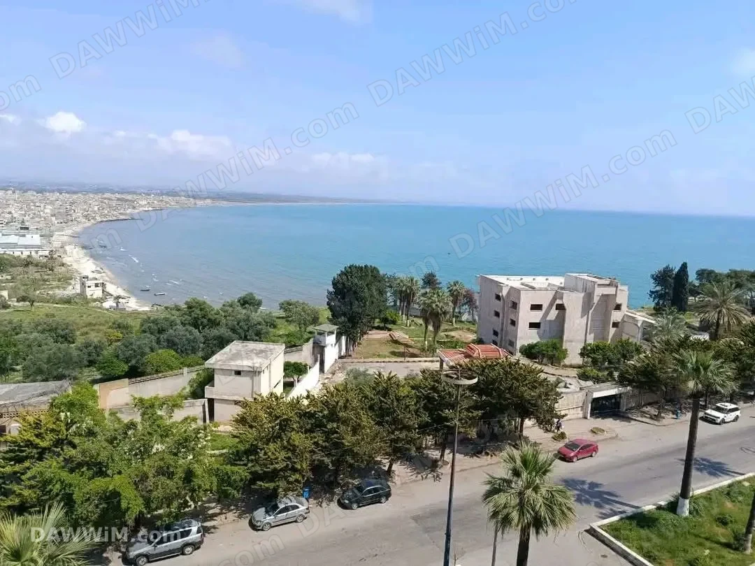 شقة للبيع على الكورنيش الجنوبي مع فرش وإطلالة بحرية