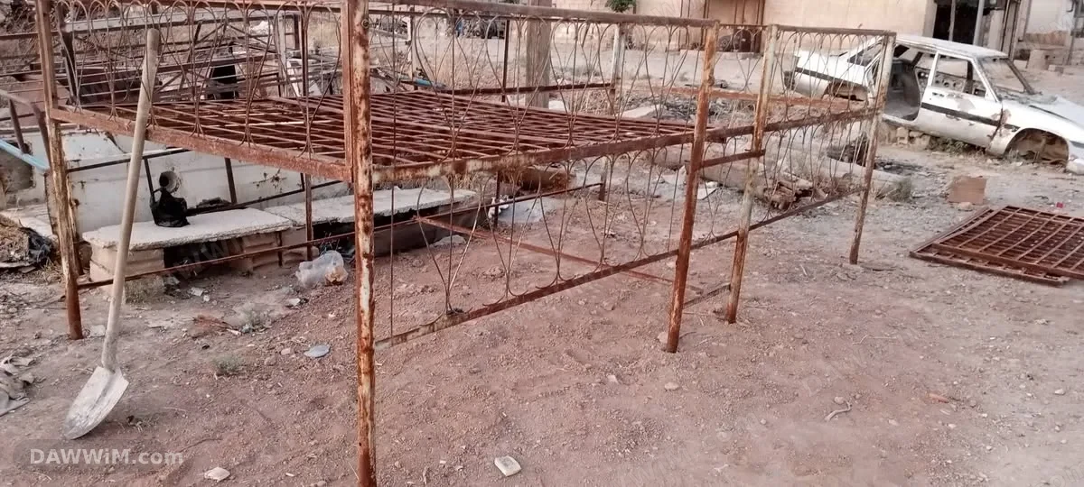تخت حديد مع أربع فرشات للبيع في الحسكة