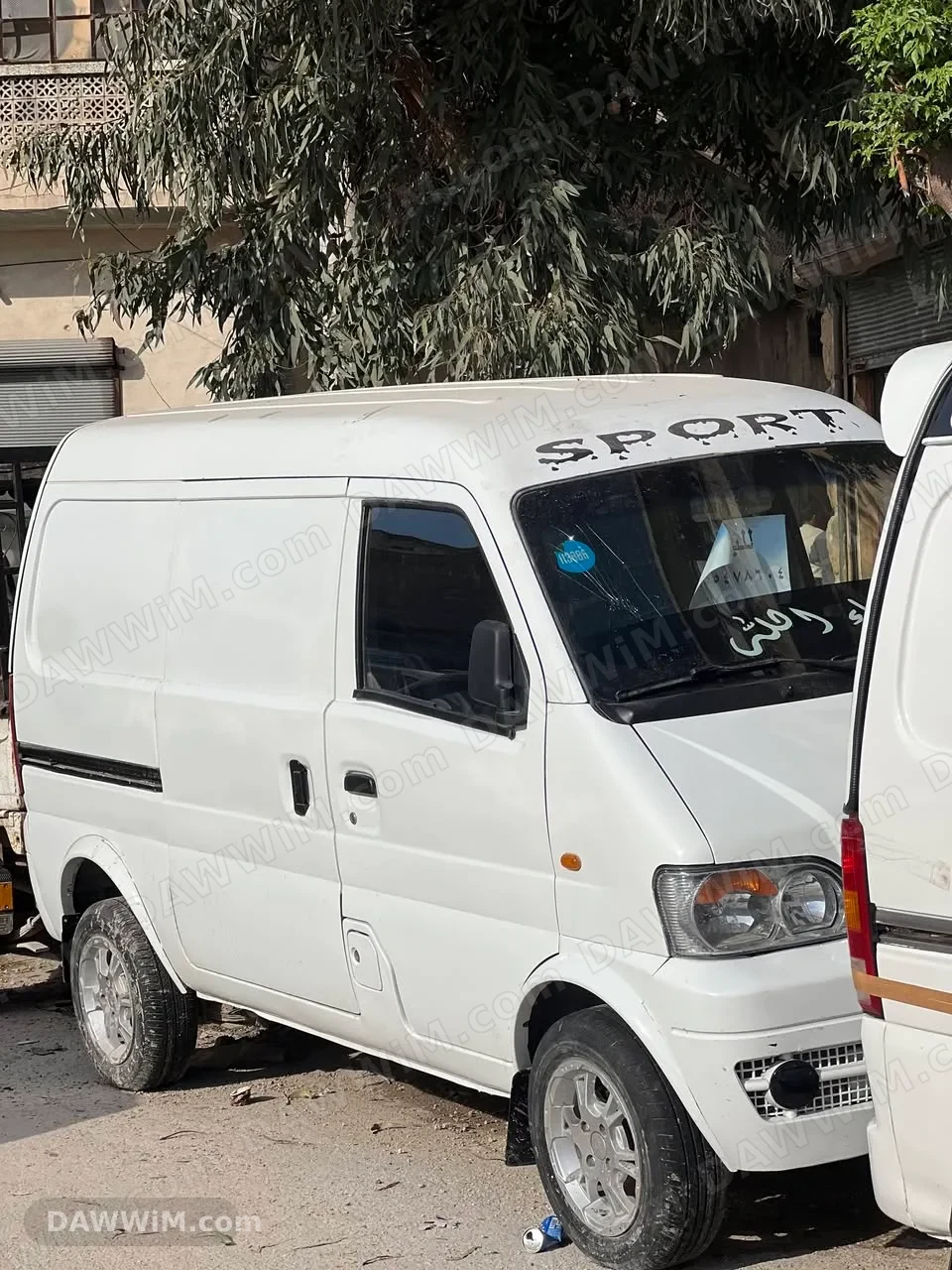 سيارة دلفين مغلقة للبيع