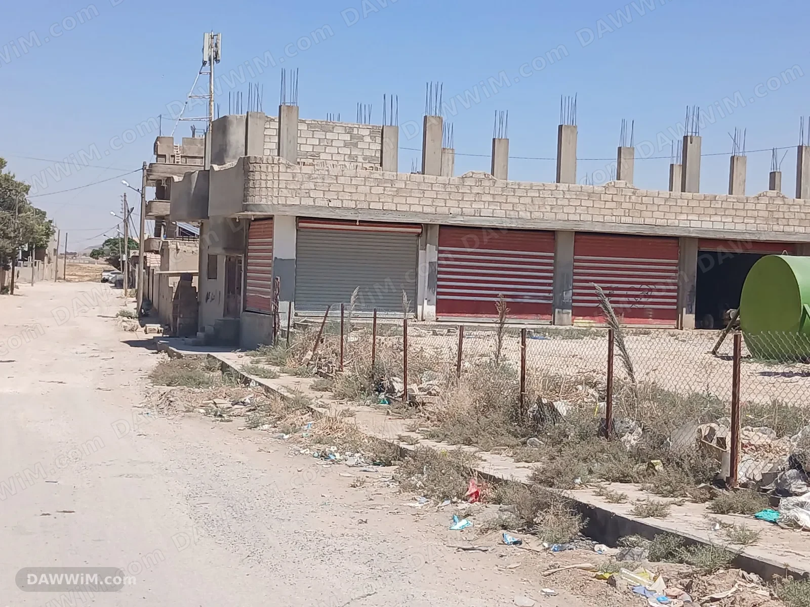 فرصة استثمارية: محلات تجارية مع بيت سكني للبيع في الحسكة