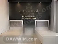 غرفة نوم بيضاء بتصميم عصري وأنيق