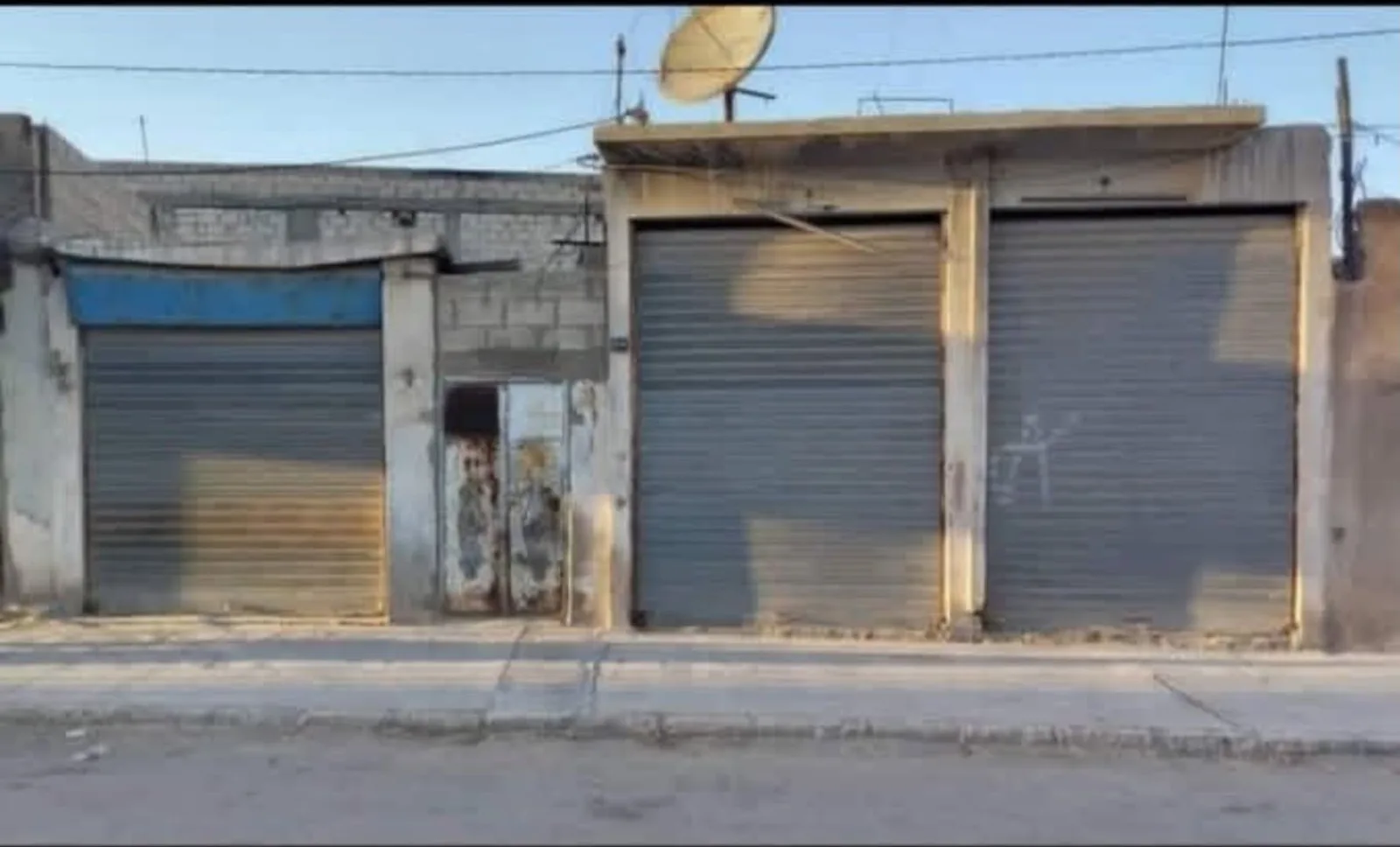 بيت عربي مع 3 محلات للبيع في الحسكة - العزيزية
