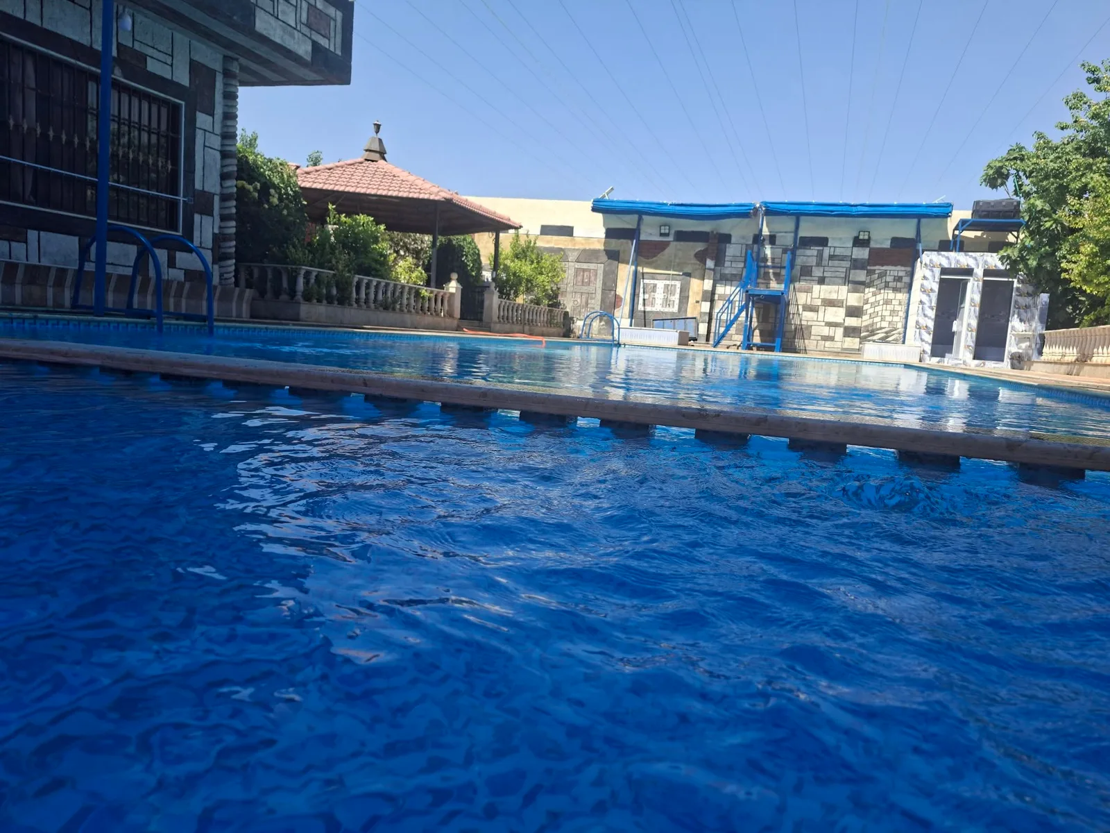 استراحة رواق 2 مع مسبح وغرف نوم