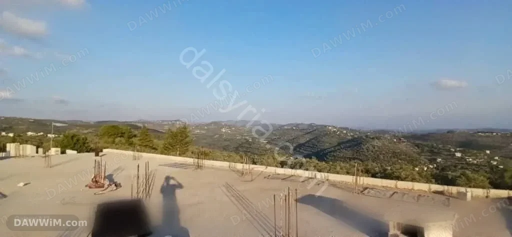 للبيع مدجنة طابقين 600م كل طابق مع أرض في حصين البحر