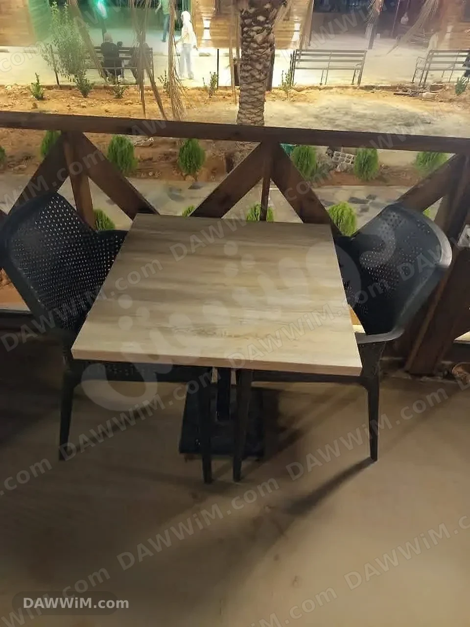 طاولات مطاعم وكافيهات متنوعة القياسات