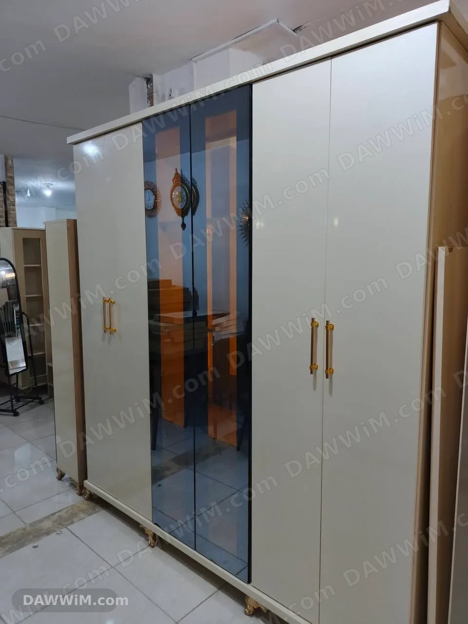 غرفة نوم حديثة من مفروشات الذهبية