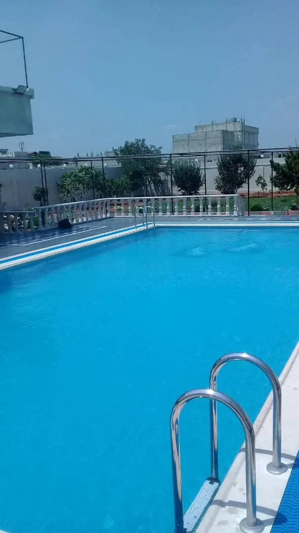 مزرعة للبيع على طريق فيروزة بمسبح وبئر ماء