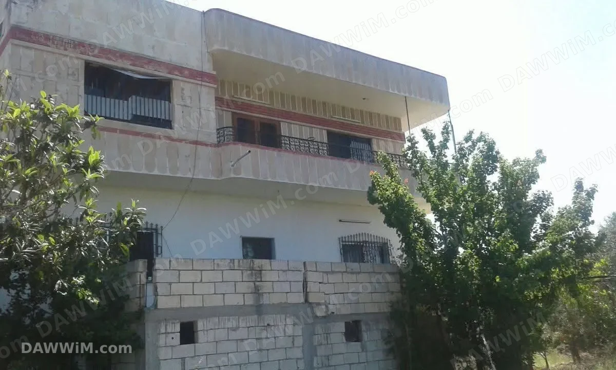 مزرعة مع منزل ثلاث طوابق وإطلالة مميزة على أوتستراد وادي قنديل - اللاذقية