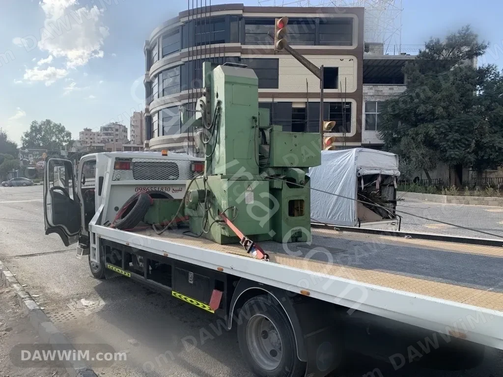 سطحة لنقل السيارات والمعدات في حمص