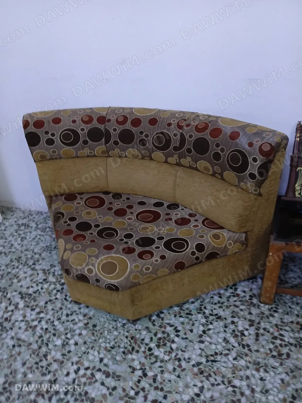 طقم كنب للبيع بحالة ظاهرة في الصور
