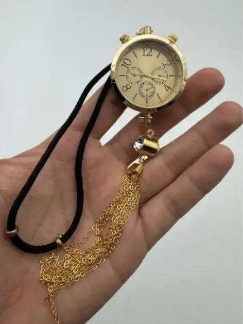 شكلة سيارة مع ساعة وعطر للسيارة