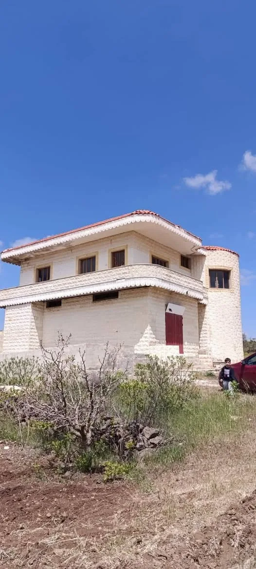 بستان مع بيت سكني واستثماري للبيع في منطقة أم زيتونة شرق جنوب تل أحمر