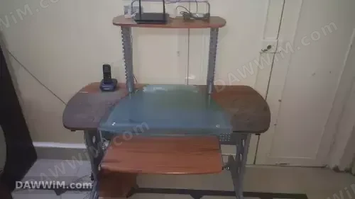 طاولة دراسة بحالة ممتازة