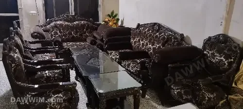 طقم كنبايات ملكي منجد جديد مع طاولات زجاج وفاترينا زجاج