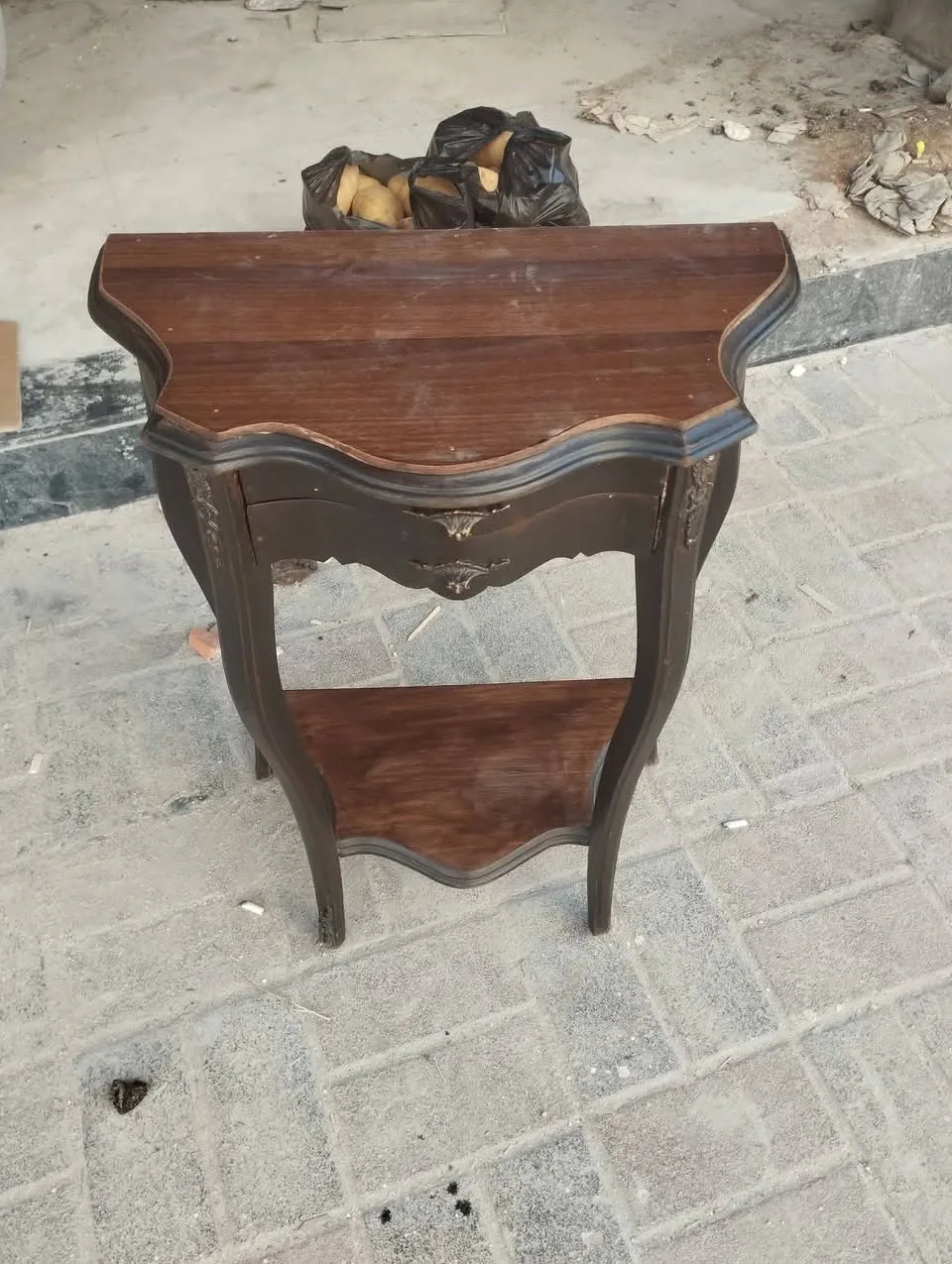 طاولات وقطع أثاث مستعملة للبيع في حلب