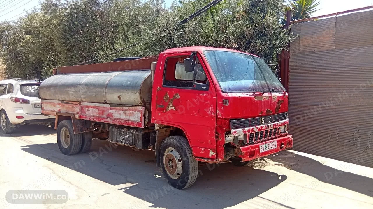 شاحنة ايسوزو مع صهريج مياه للبيع