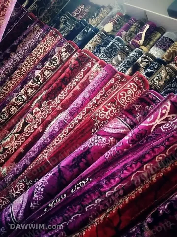 عرض ديوانية 9 أشخاص مع طاولات وسجادة مخمل