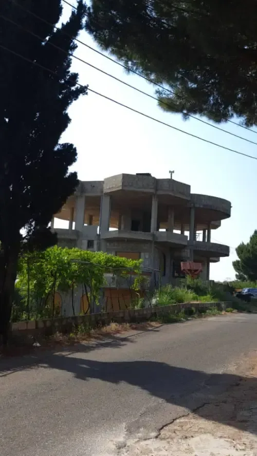 بناية سكنية من ثلاث طوابق مع أرض محيطة في قرية المزرعة - حمص