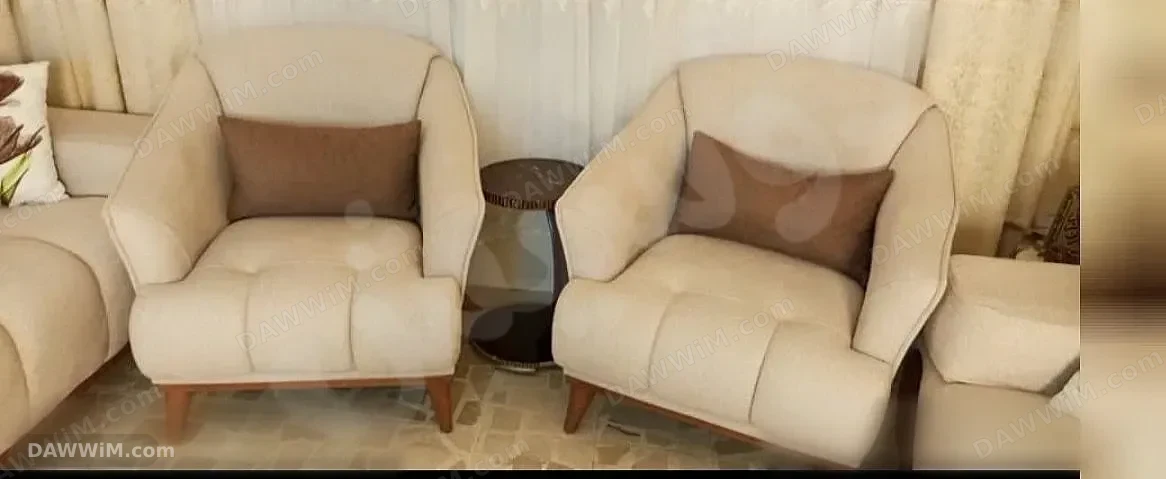 طقم جلوس حديث متحرك بحالة ممتازة للبيع