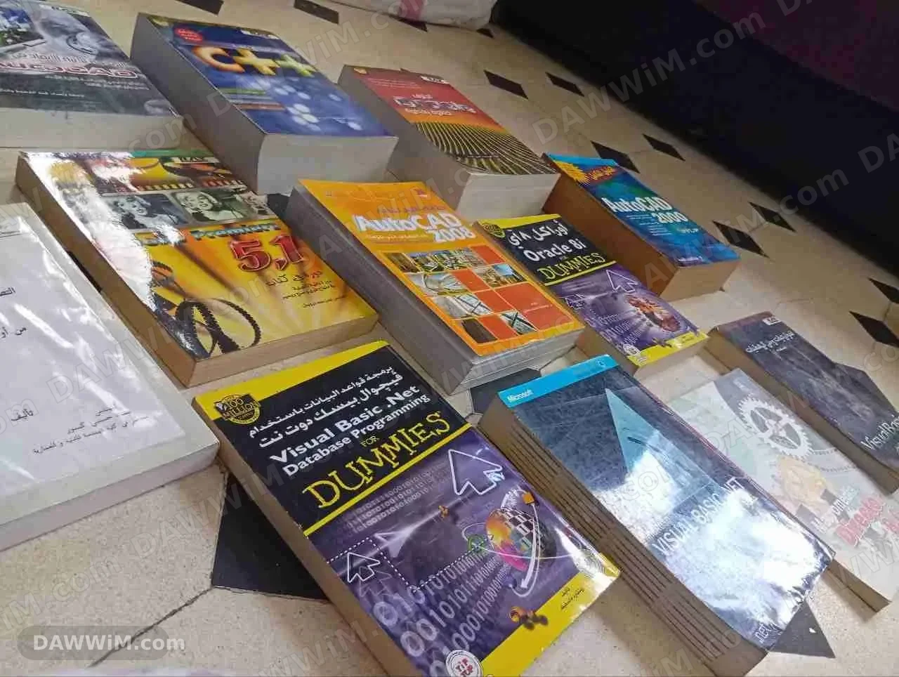 مجموعة كتب متنوعة ومستعملة بحالة ممتازة