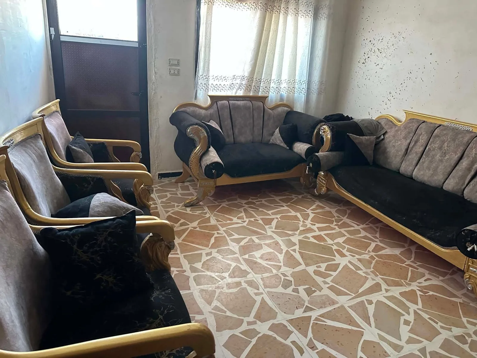 طقم كنب للبيع بحالة ممتازة