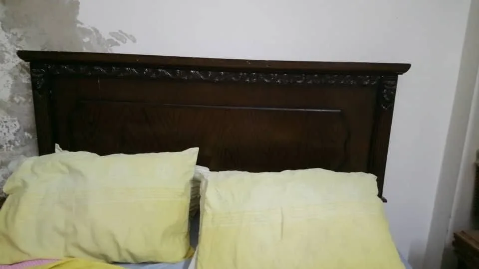 تخت خشب تقيل للبيع مع صندوق وفرشة سفنج ضغط