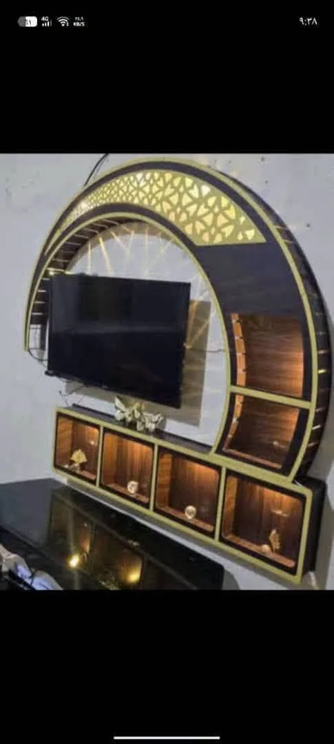 ديكور شاشة مع إضاءة ورفوف جانبية